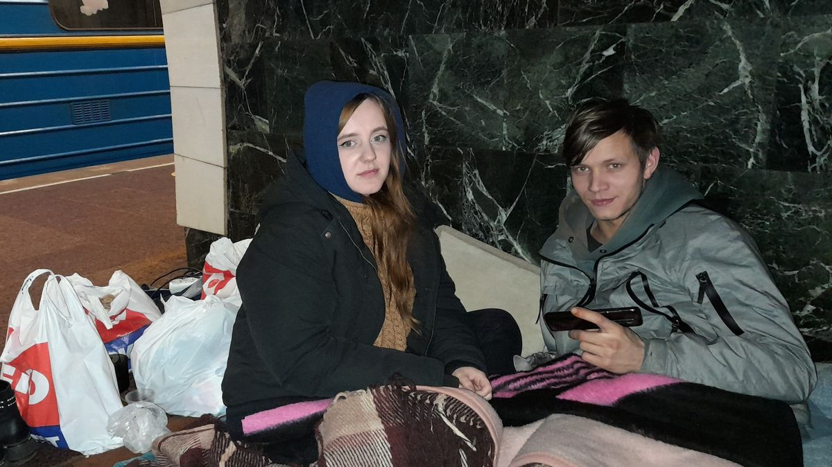 Obrazem: Lidé ze stanice Dorohožiči. Kyjevské metro se změnilo v kryt
